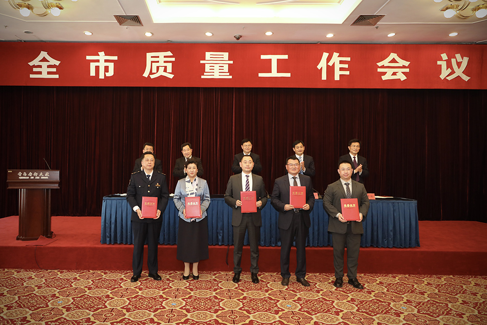 2海大生物集團(tuán)創(chuàng)始人、董事長單俊偉（右二）上臺領(lǐng)獎.jpg